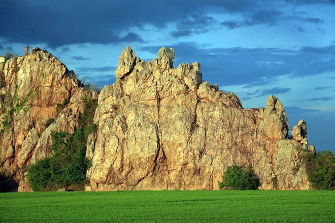 Kỳ quan đá khổng lồ giữa đồng lúa ở Phú Yên